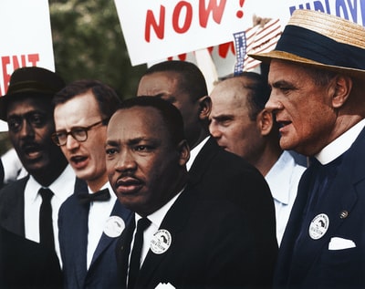 马丁·路德·金博士和马修·艾哈曼在华盛顿游行示威人群中